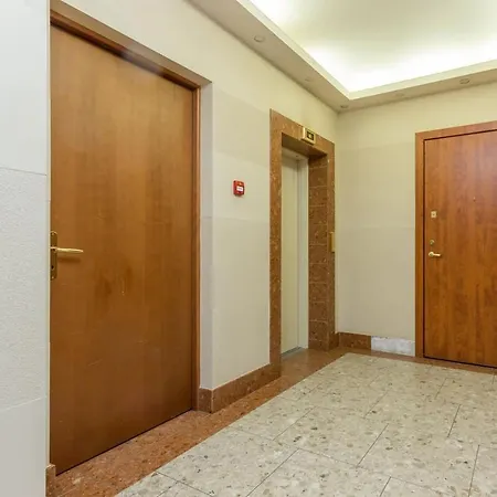 Spacious Old In A Modern Building